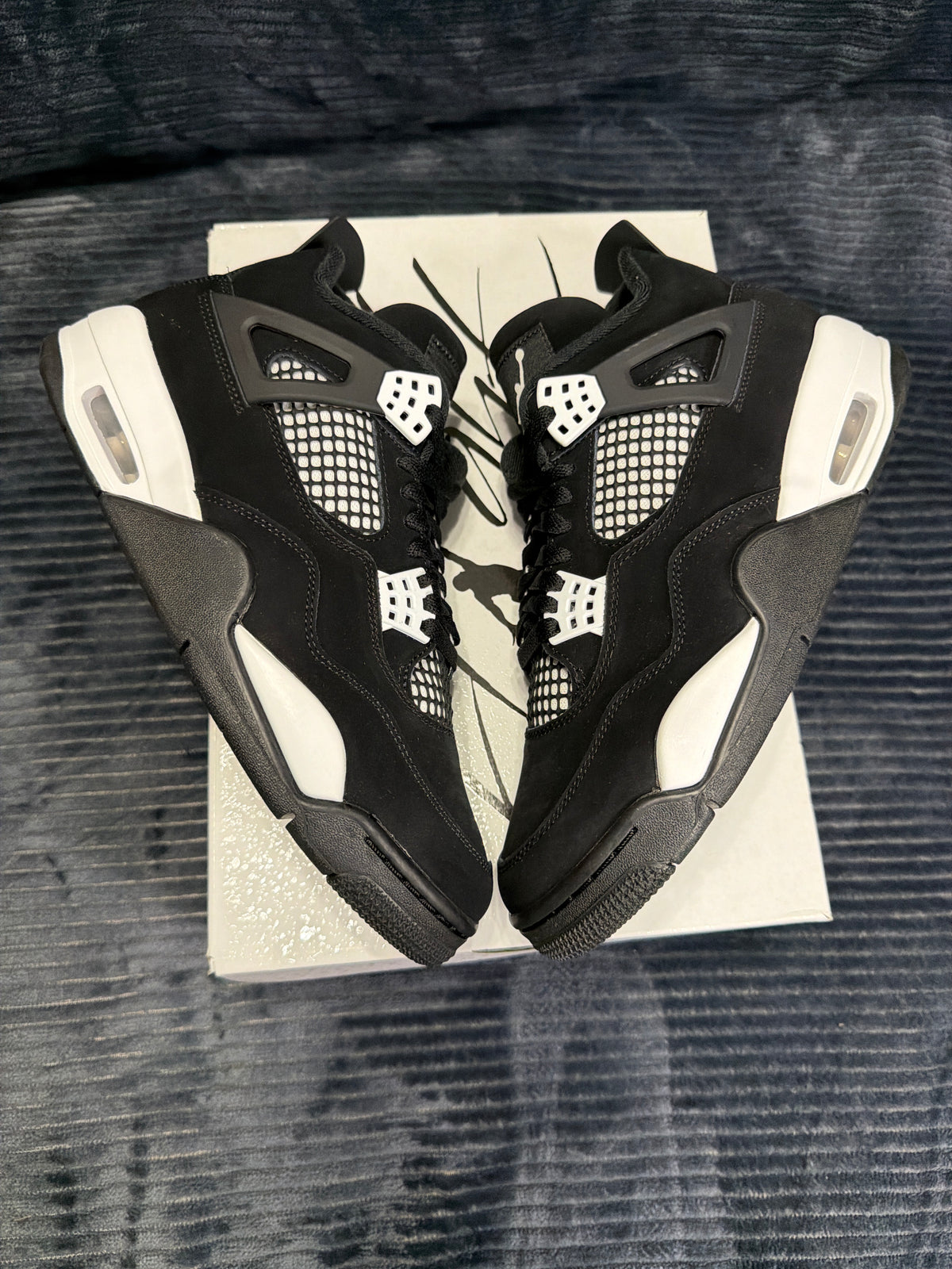 Jordan 4 Retro
White Thunder brand new