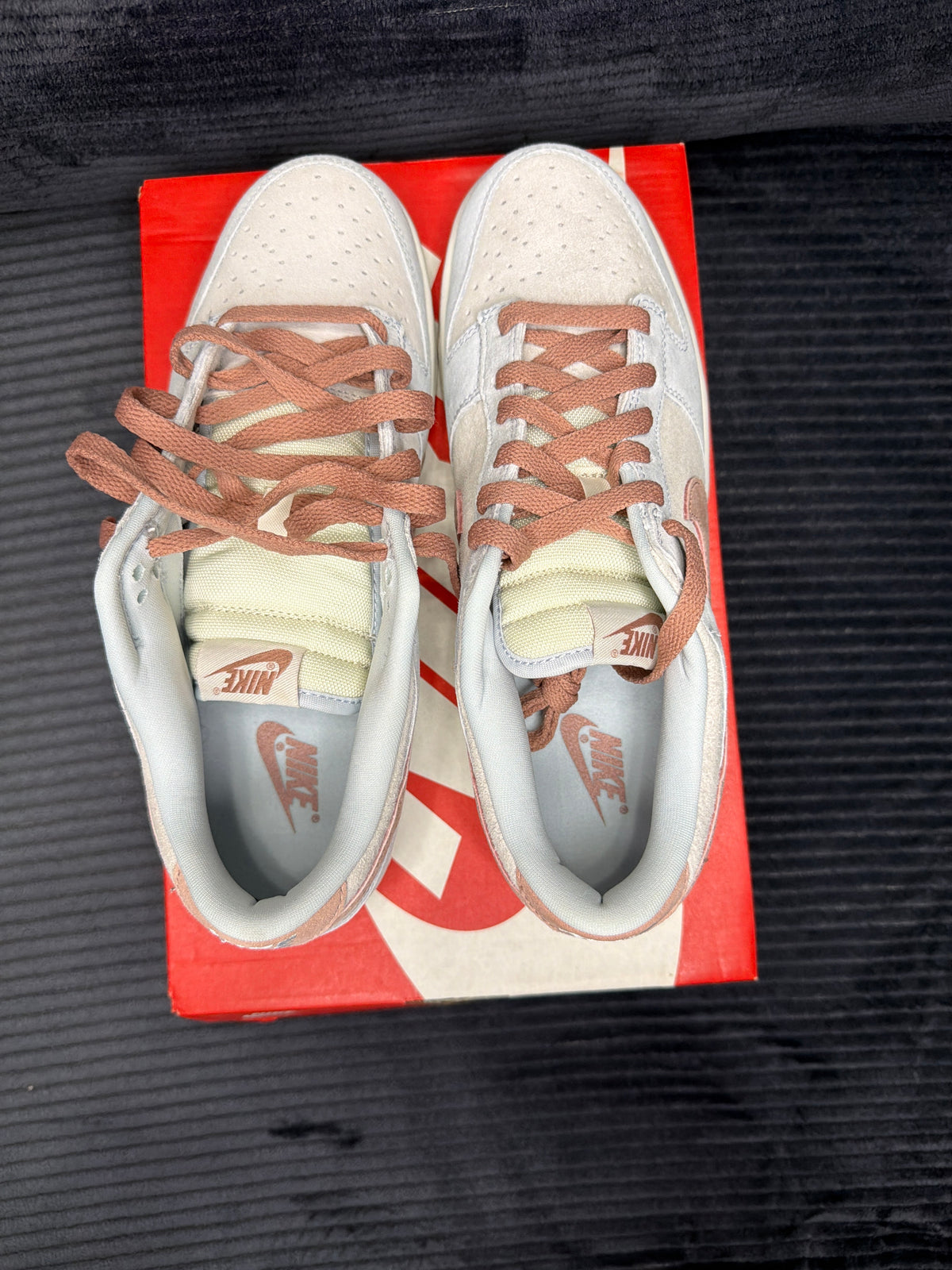 Nike Dunk Low
Fossil Rose brand new