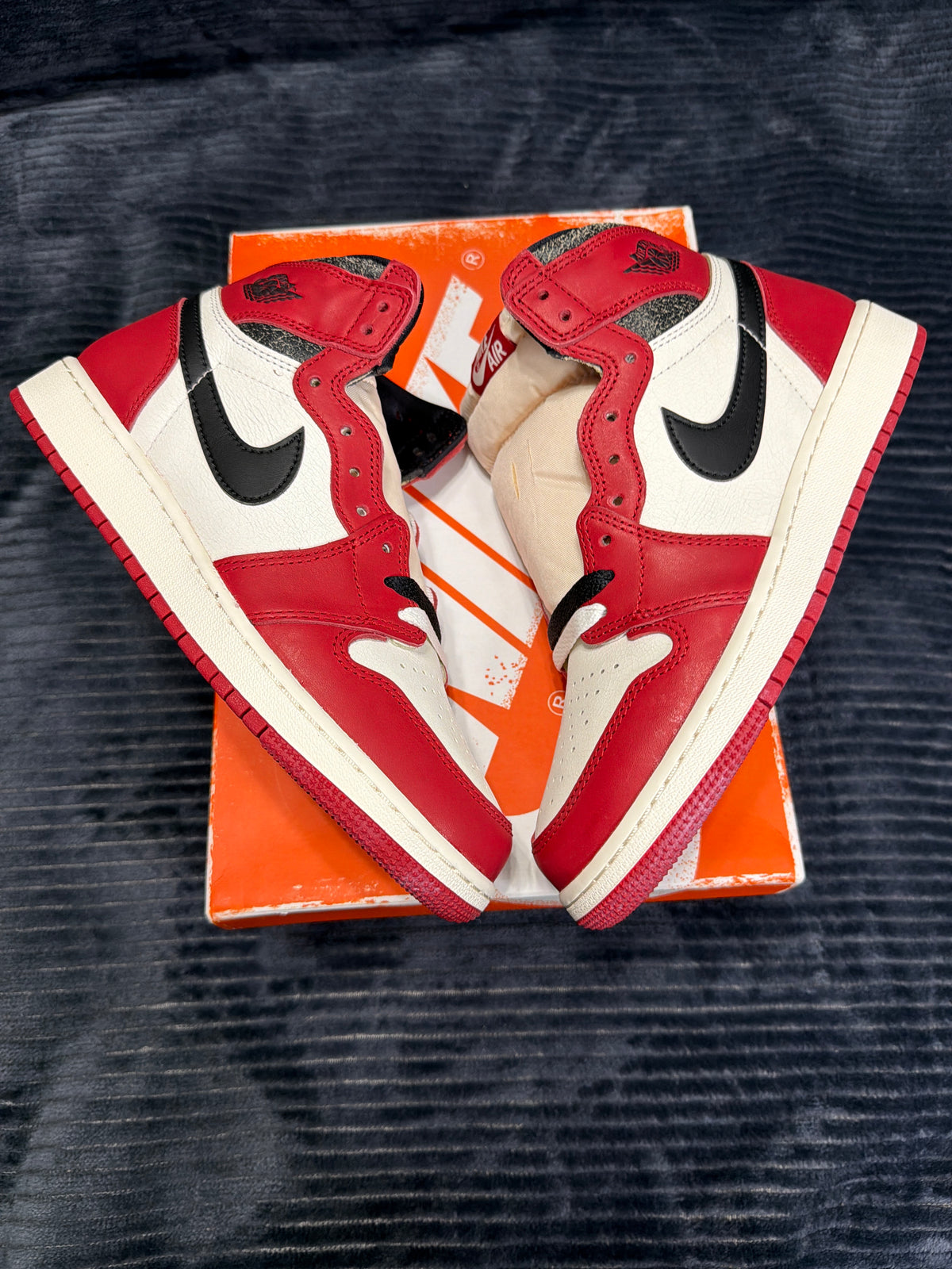 Jordan 1 Retro High OG
Chicago Lost and Found (GS) brand new