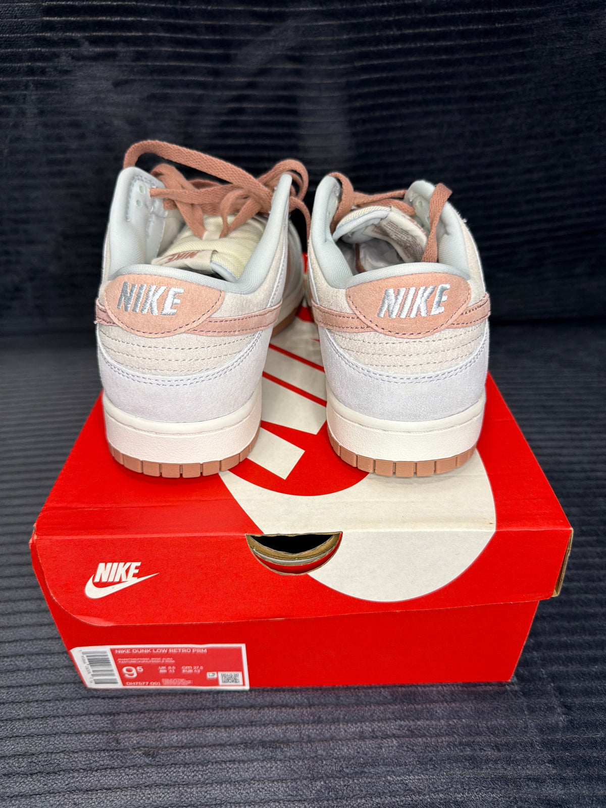 Nike Dunk Low
Fossil Rose brand new