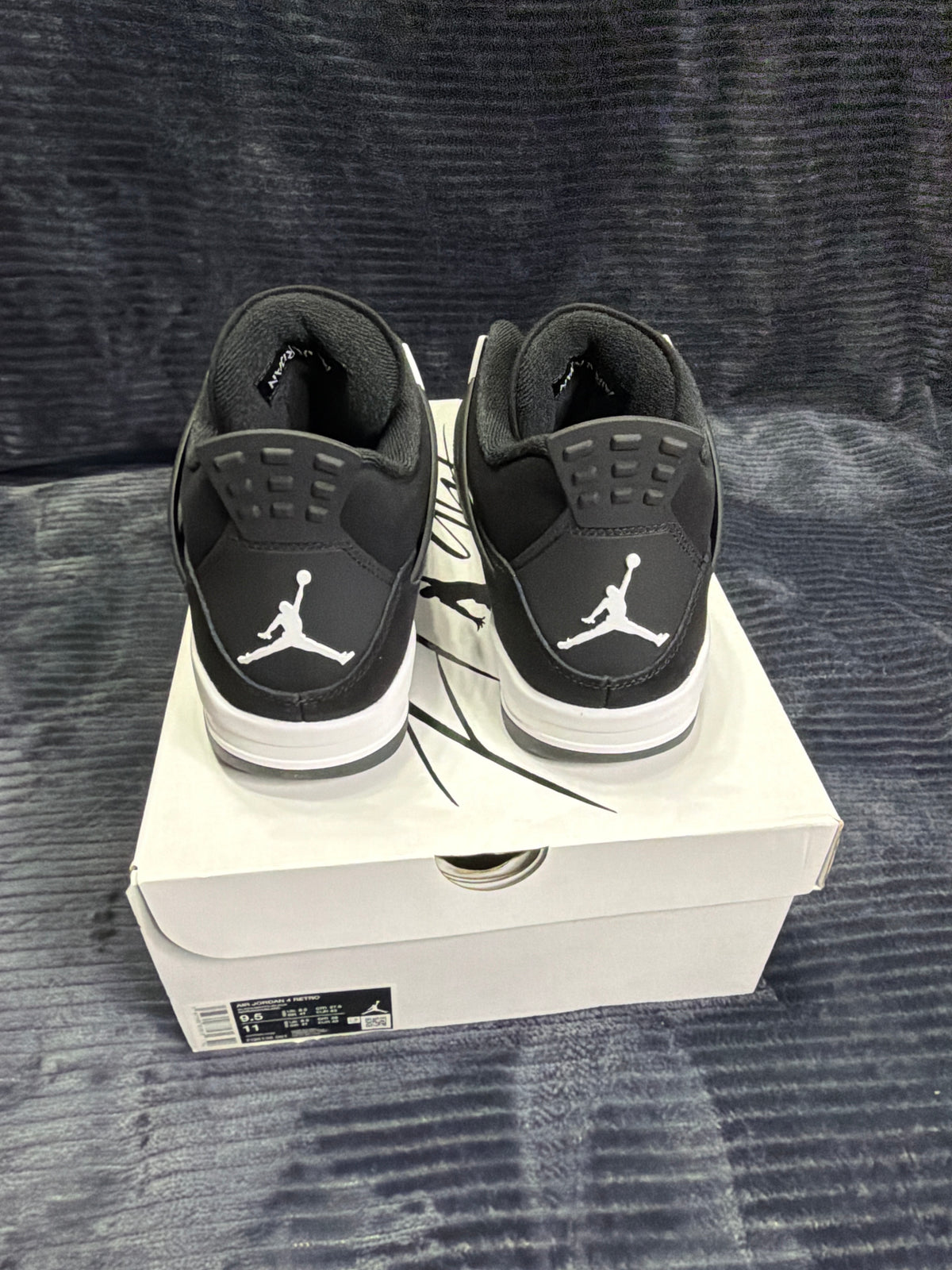 Jordan 4 Retro
White Thunder brand new