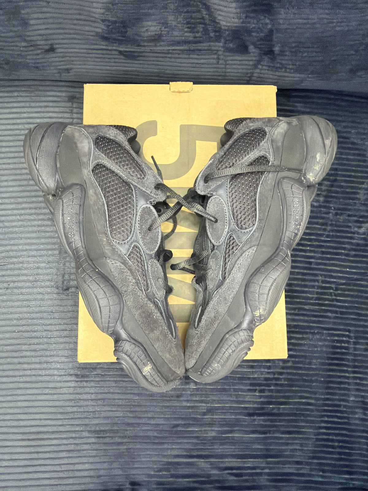 adidas Yeezy 500
Utility Black