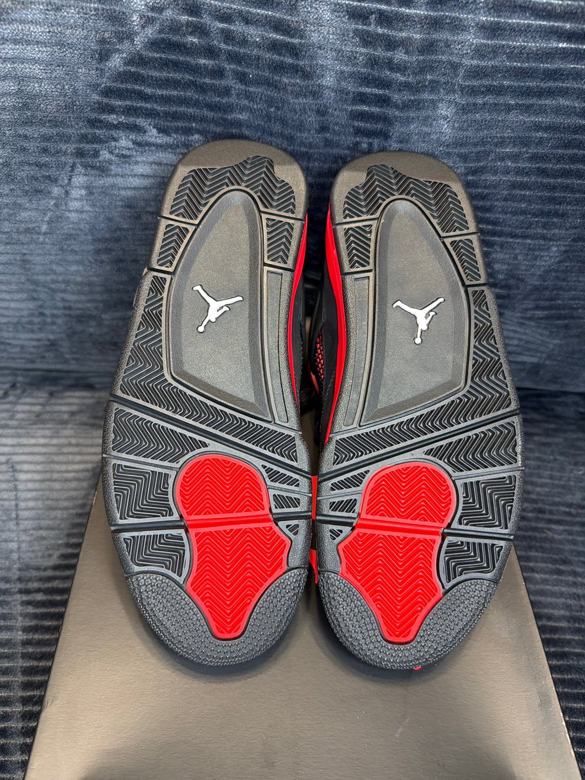 Jordan 4 Retro
Red Thunder brand new