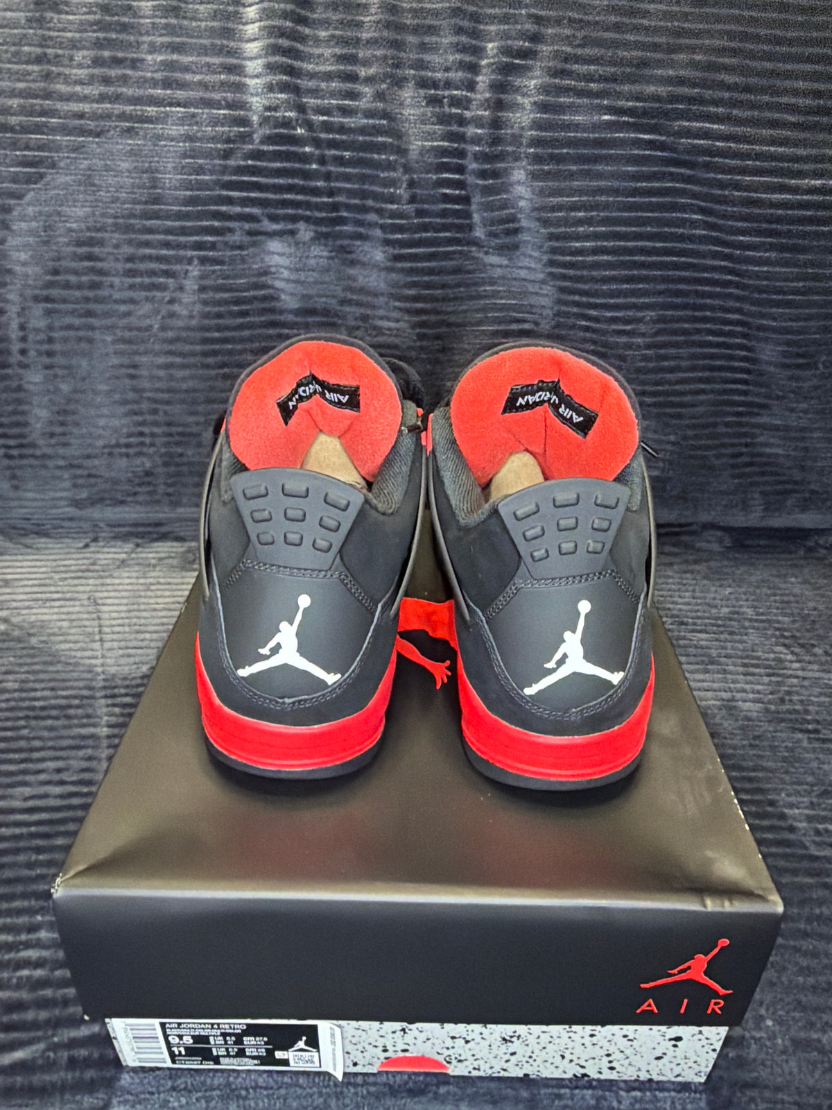 Jordan 4 Retro
Red Thunder brand new