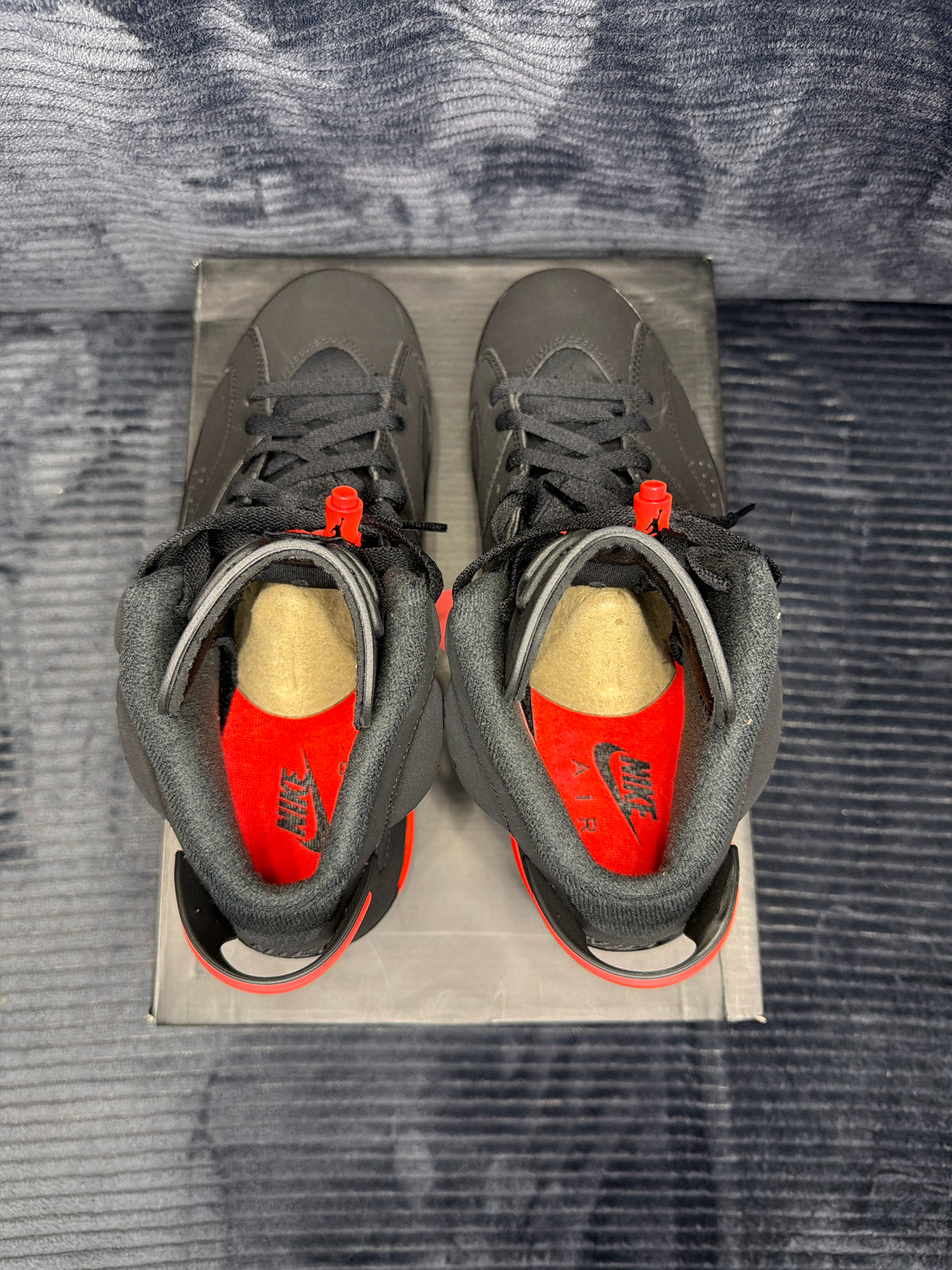 Jordan 6 Retro
Black Infrared (2019) brand new