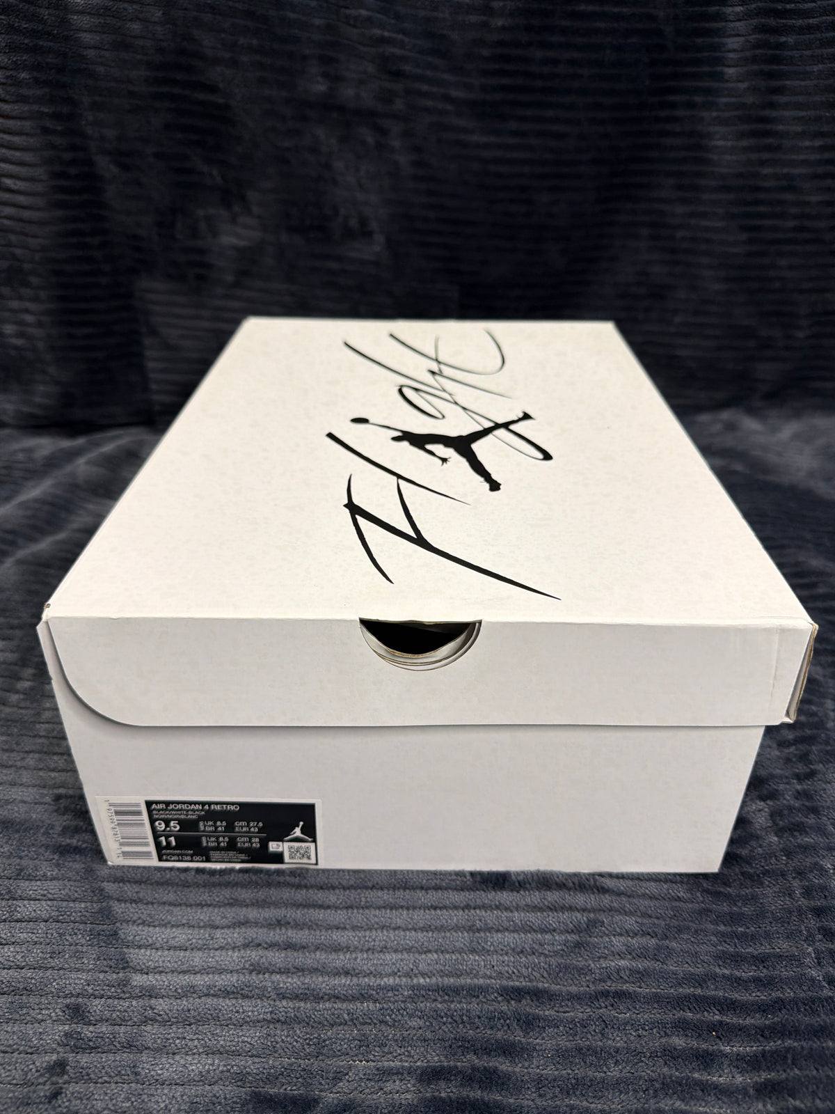 Jordan 4 Retro
White Thunder brand new