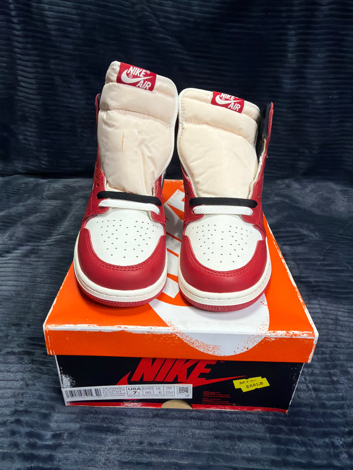Jordan 1 Retro High OG
Chicago Lost and Found (GS) brand new