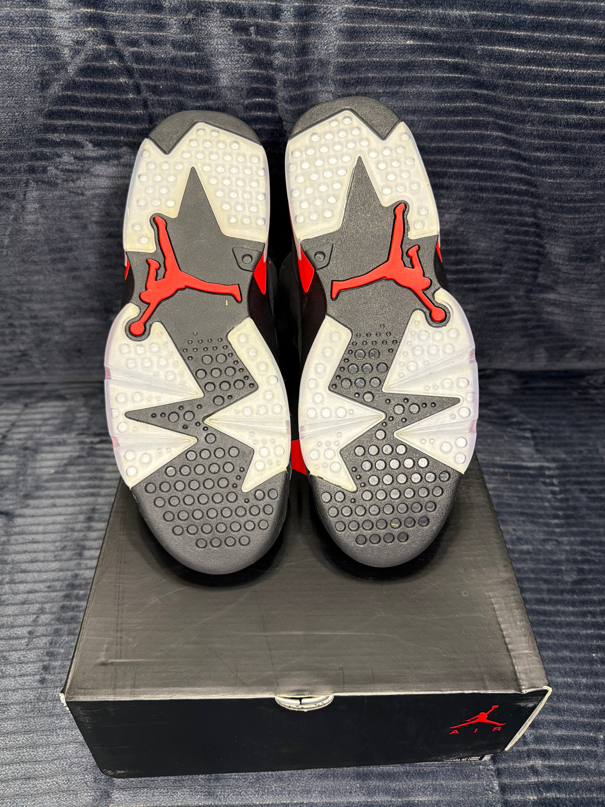 Jordan 6 Retro
Black Infrared (2019) brand new