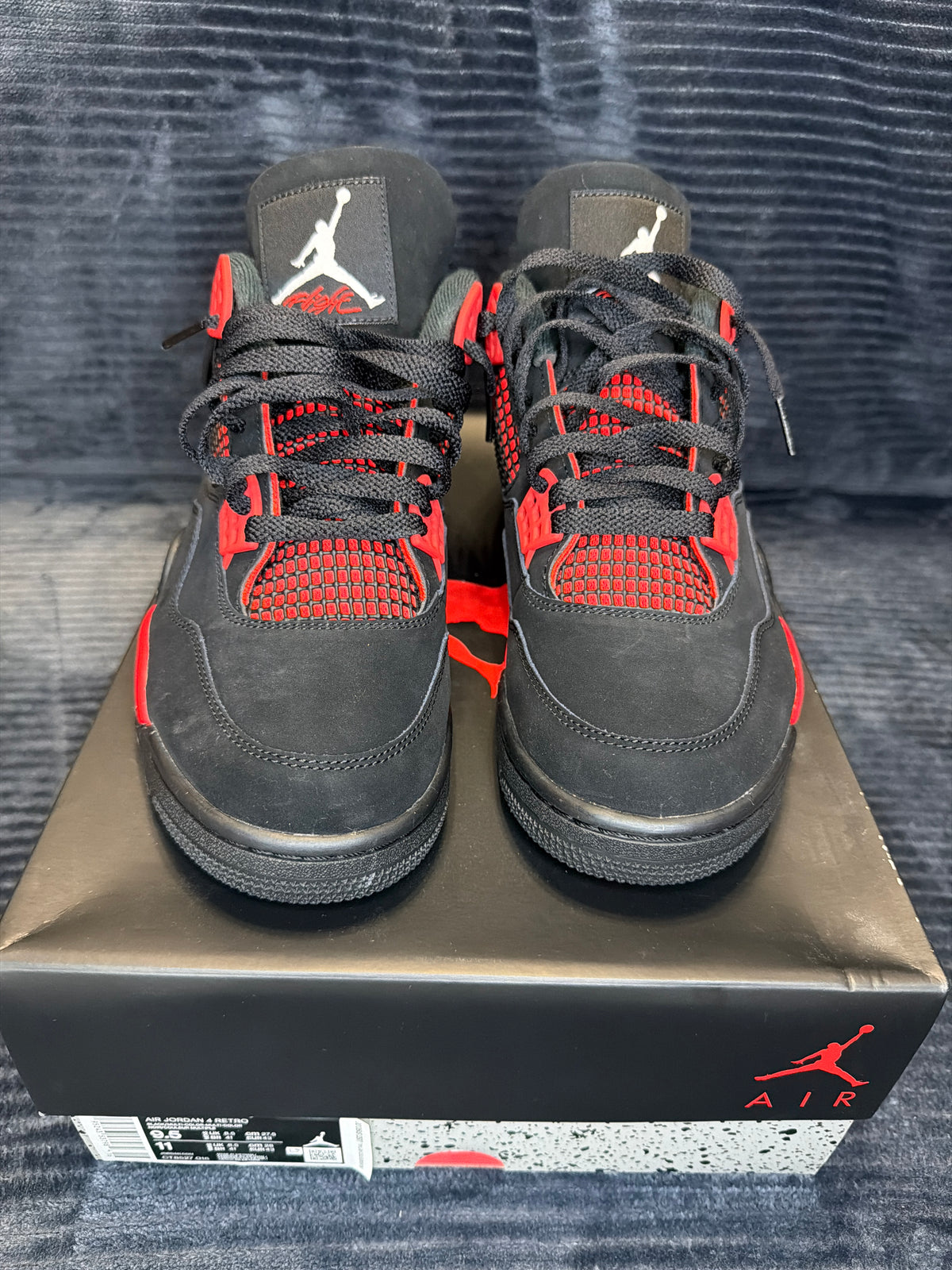 Jordan 4 Retro
Red Thunder brand new