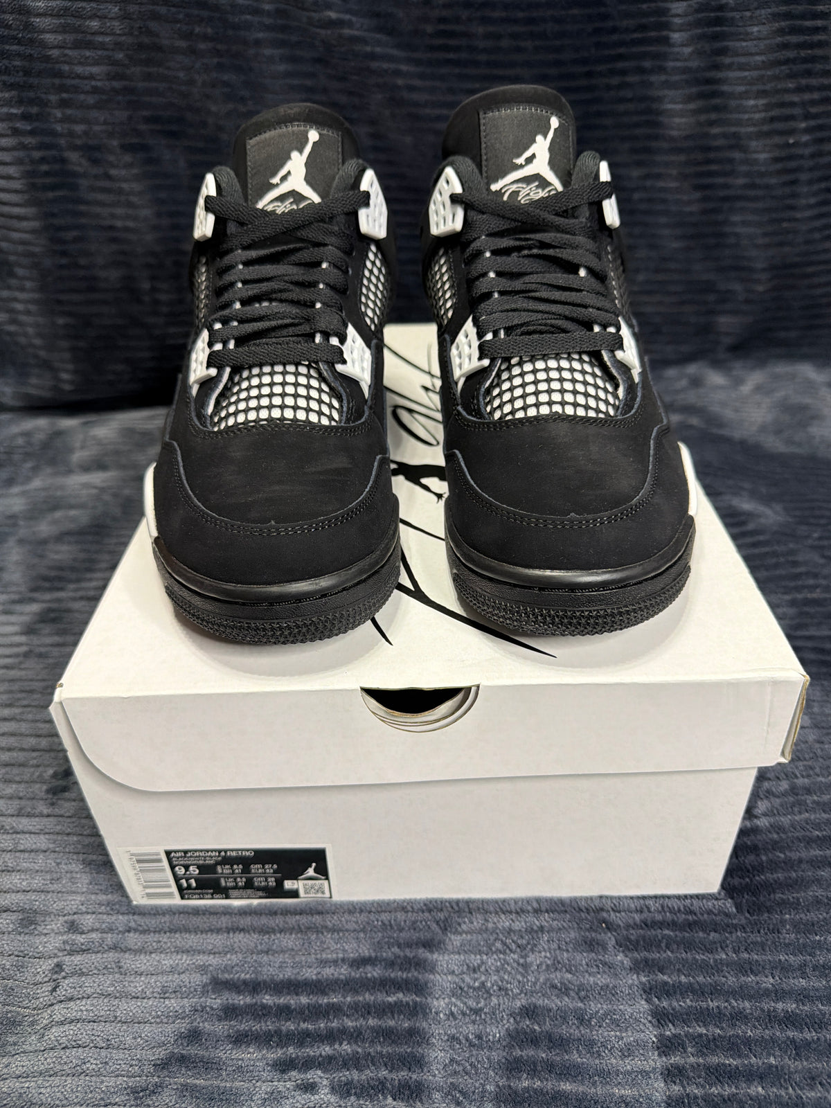 Jordan 4 Retro
White Thunder brand new