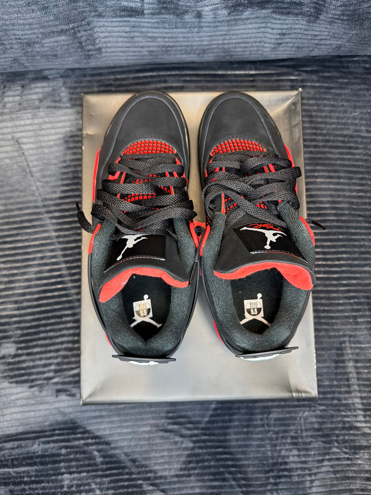 Jordan 4 Retro
Red Thunder brand new
