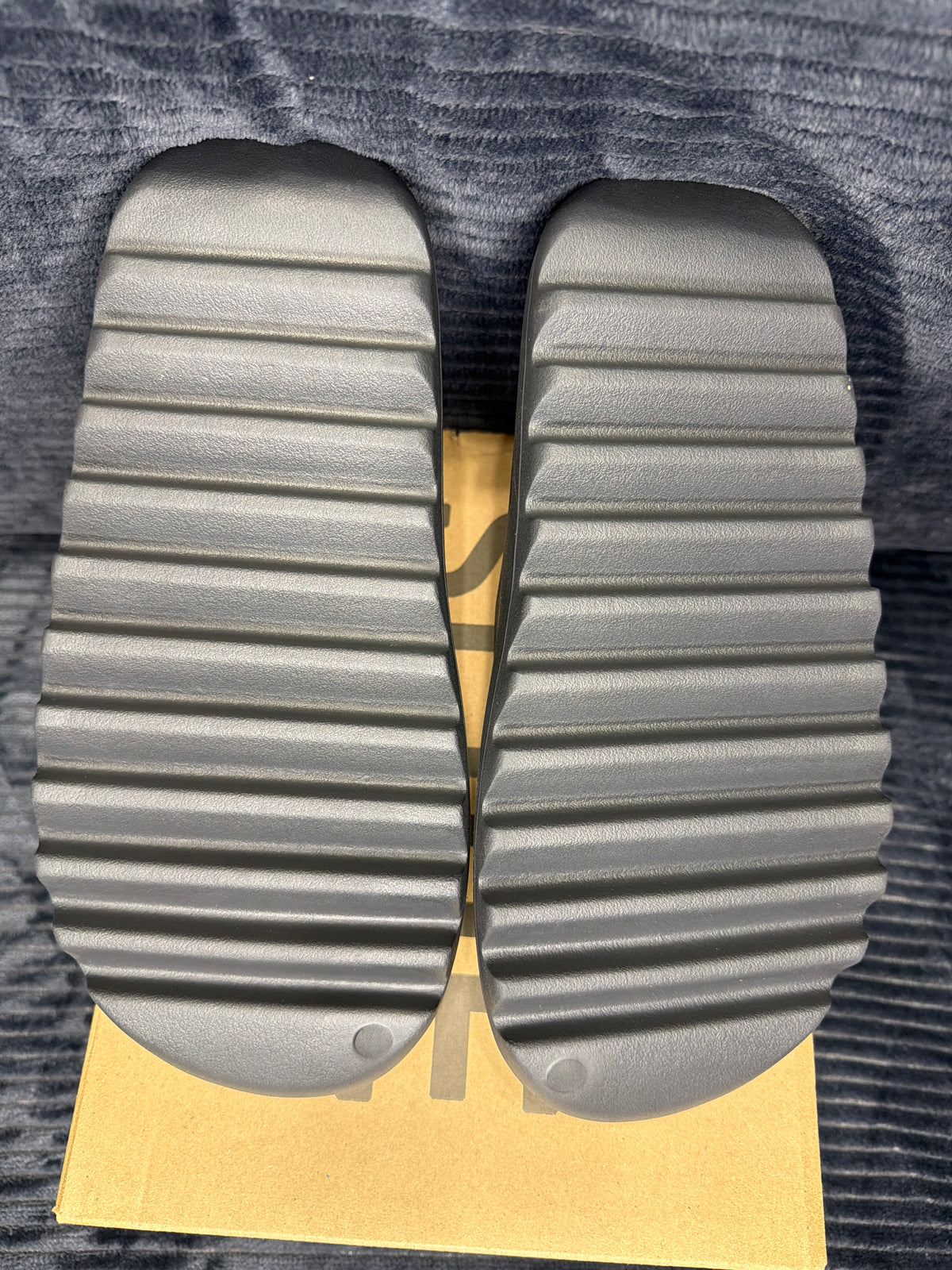 adidas Yeezy Slide
Onyx