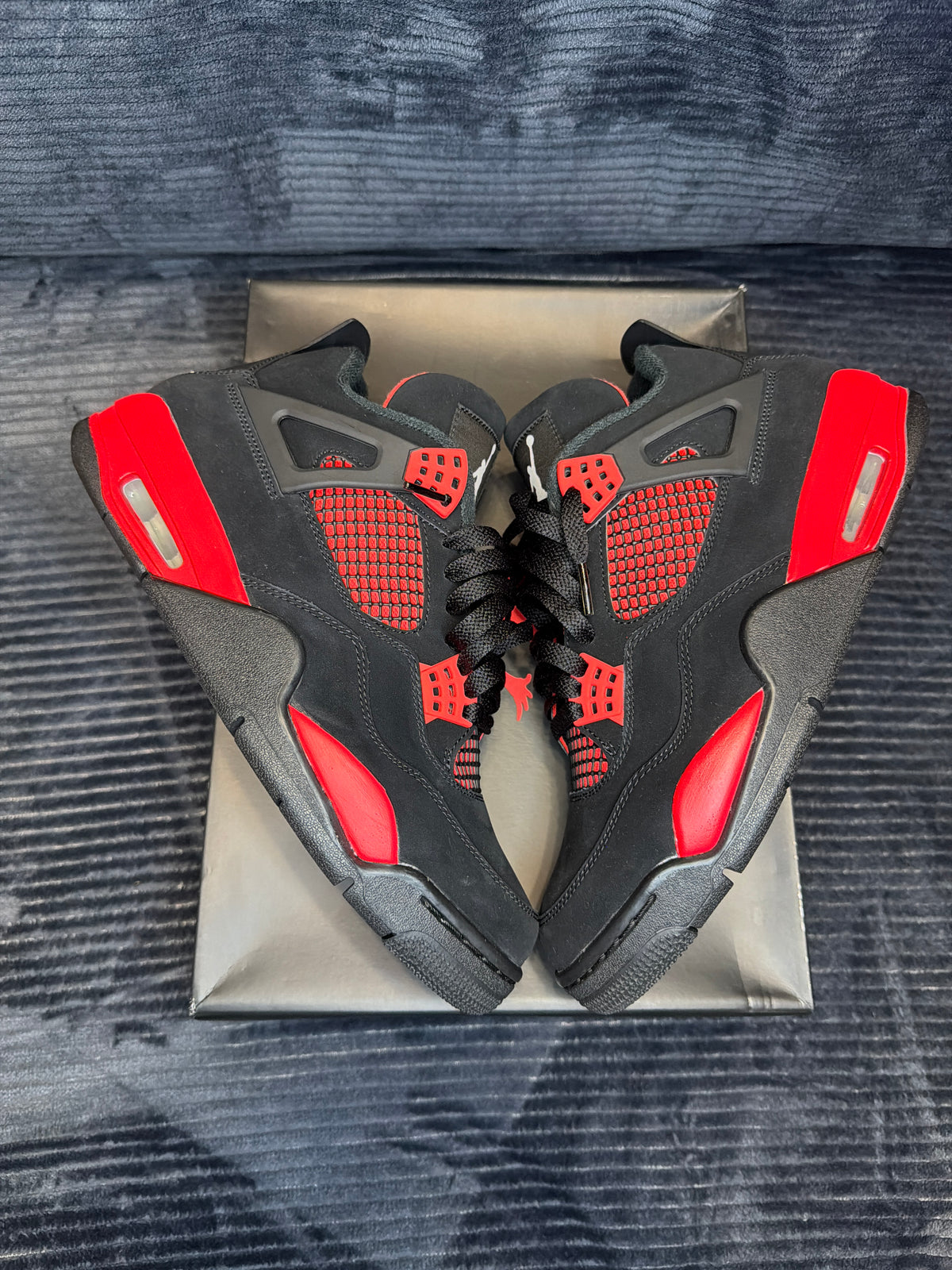 Jordan 4 Retro
Red Thunder brand new