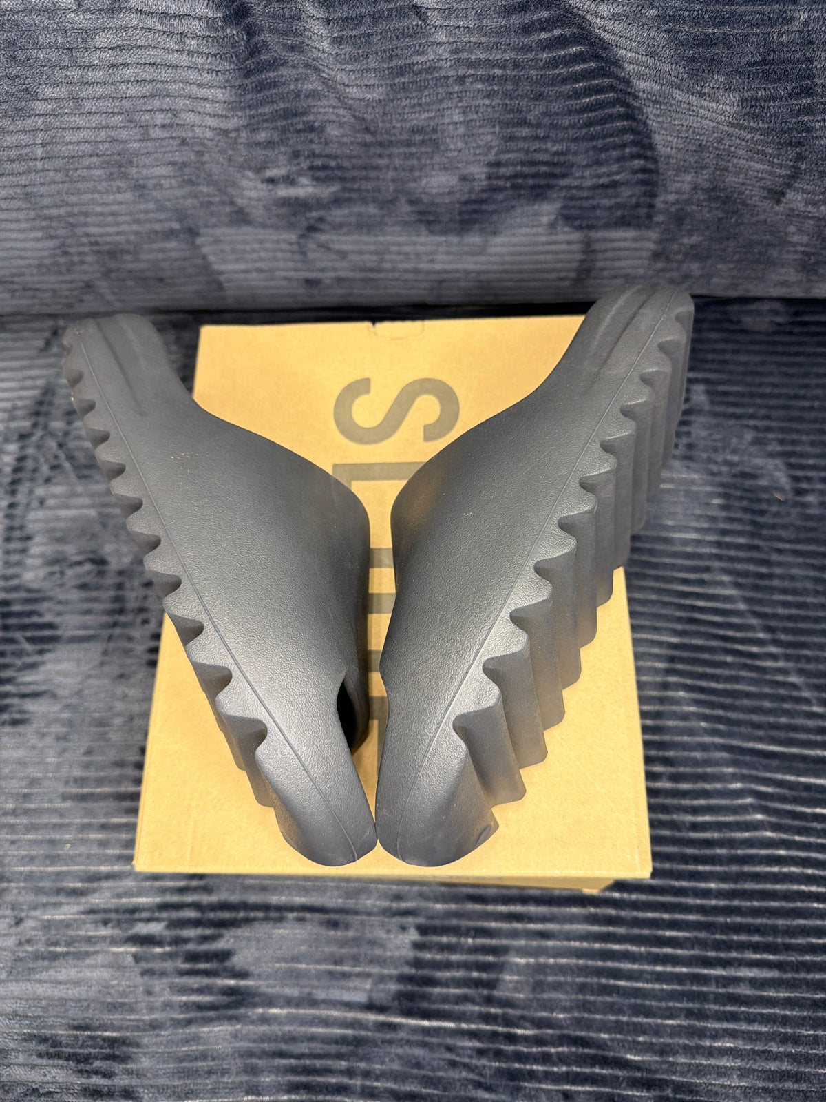 adidas Yeezy Slide
Onyx