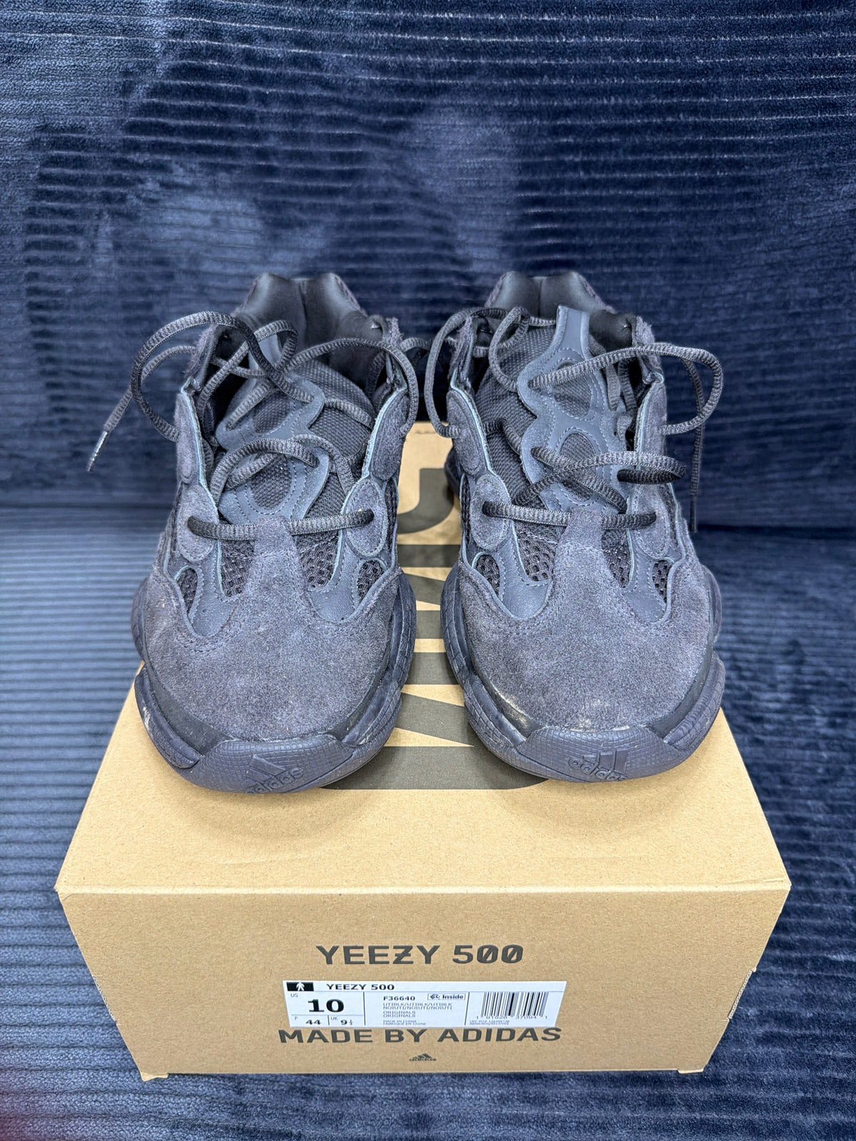 adidas Yeezy 500
Utility Black
