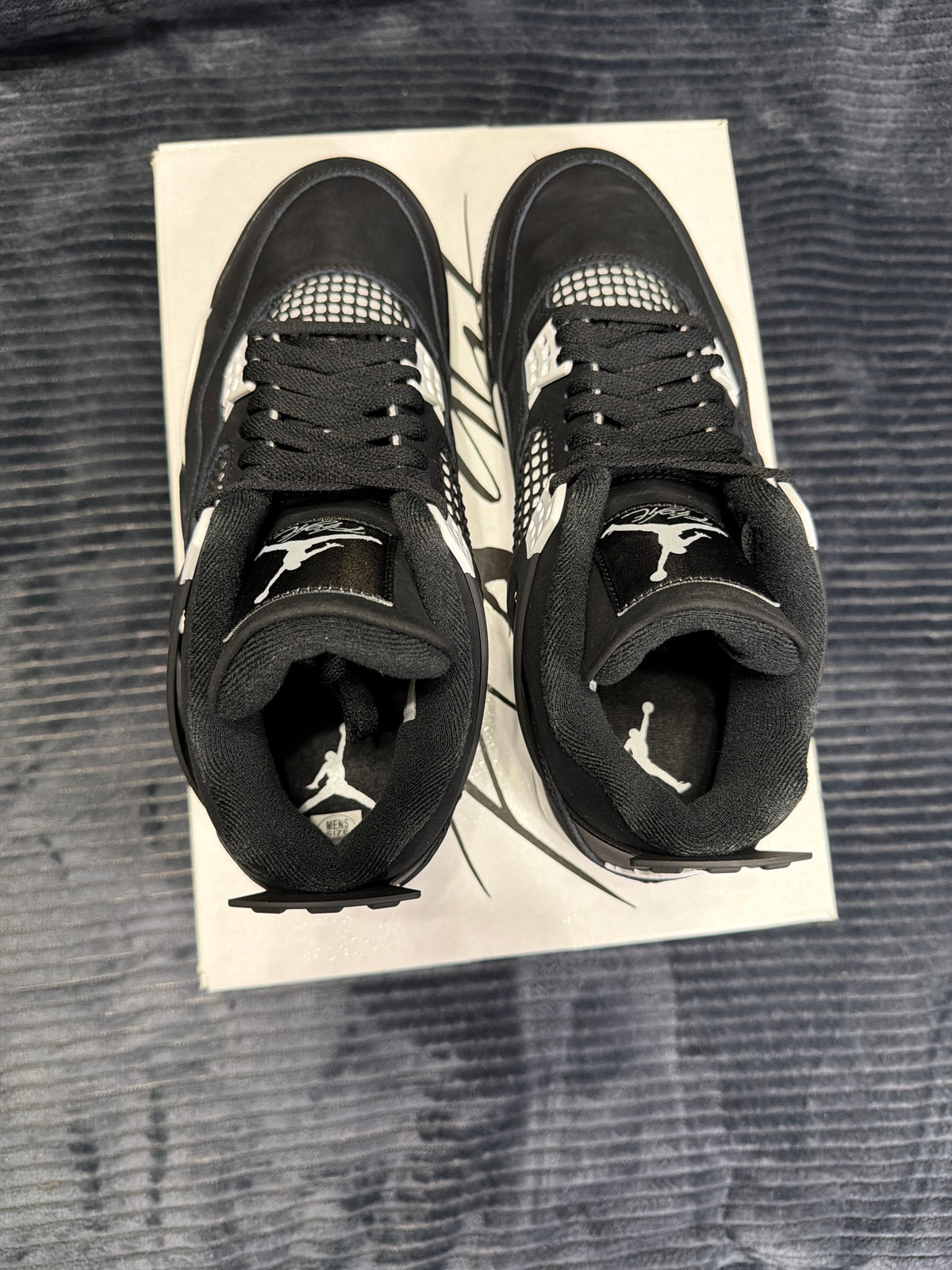 Jordan 4 Retro
White Thunder brand new