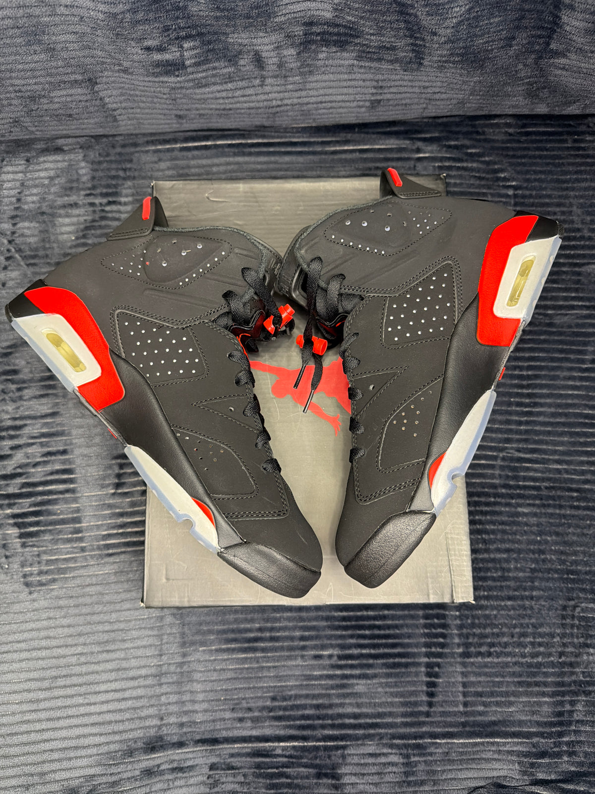 Jordan 6 Retro
Black Infrared (2019) brand new