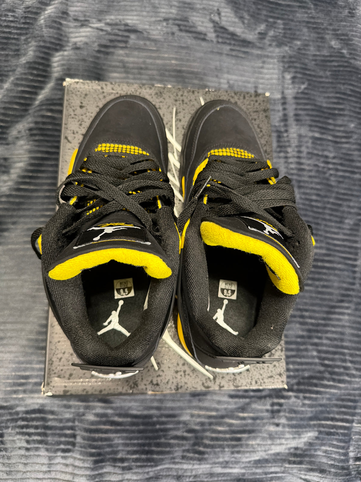 Jordan 4 Retro
Thunder (2023)