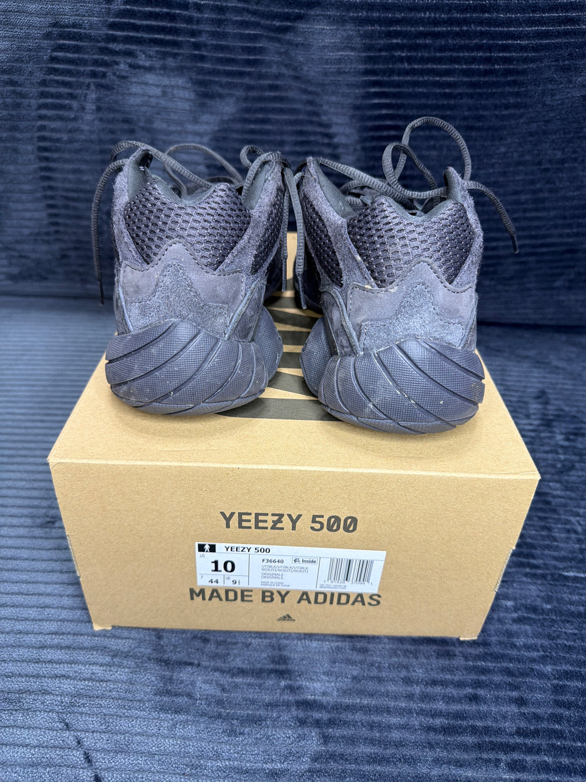 adidas Yeezy 500
Utility Black