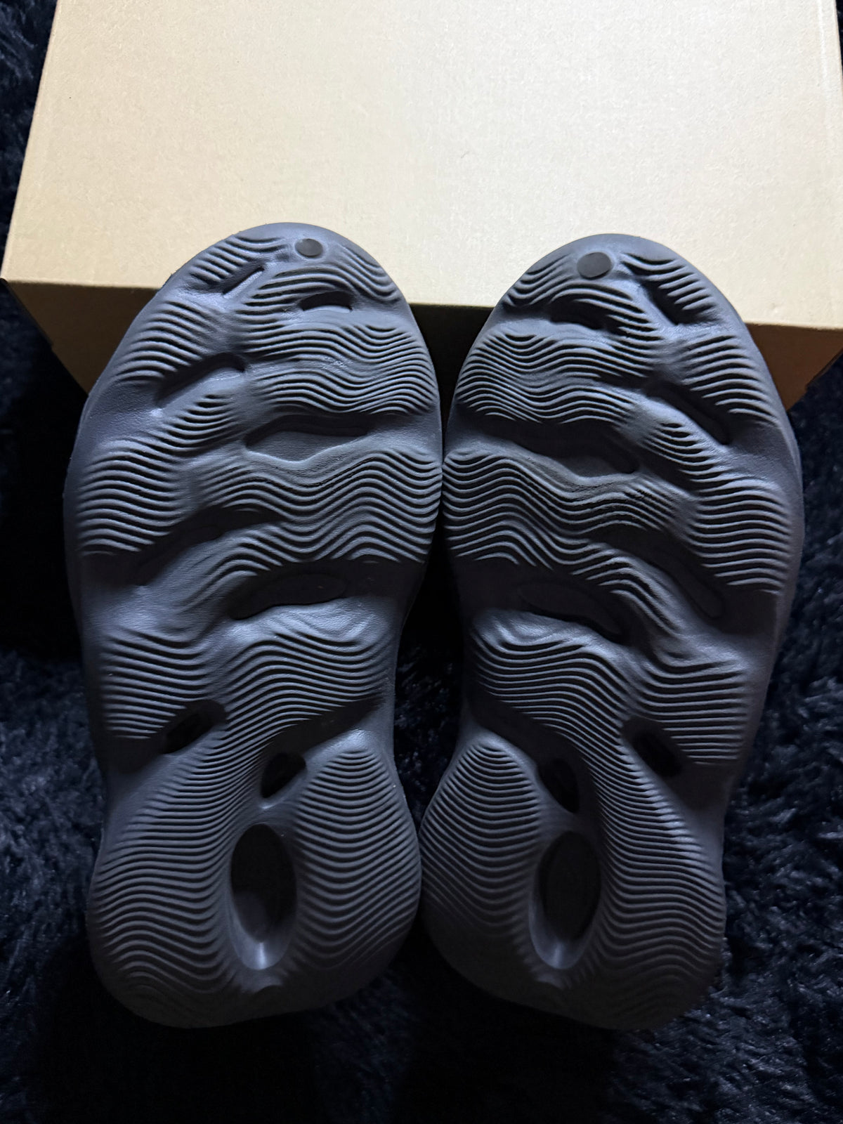 Yeezy Foam RNNR “Onyx” VNDS